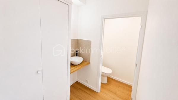 Dans le quartier de La Sine à Vence, à proximité immédiate des écoles, transports et avec un accès rapide au centre-ville, découvrez cette maison familiale de 253m2 loi carrez avec intérieur entièrement rénové et excellent DPE  B.

Au rez-de-chaussée, vous profiterez d’un vaste séjour avec une belle hauteur sous plafond comprenant une cuisine neuve équipée, une buanderie ainsi que deux chambres en suite disposant chacune de leur propre salle de bain et un wc invité. Une véranda complète ce niveau et pourra être réaménagée selon vos envies. 

À l’étage, la maison dispose de deux chambres supplémentaires, d’un bureau idéal pour le télétravail ainsi que d’une salle d’eau et 2 WC. Une tropezienne permet de profiter de l'extérieur.

Coté jardin, la maison offre un agréable patio d’entrée, une grande terrasse sans vis-à-vis et un terrain piscinable permettant de profiter pleinement du cadre verdoyant. 

Cette villa est implantée sur une parcelle d’environ 4000 m² constructible ouvrant le champ des possibilités.

S'ajoute une mezzanine dans les combles accessible par l'extérieur pouvant servir de coin jeu, lecture, chambre ou autre selon vos envies.

Une maison fonctionnelle, aux beaux volumes, parfaitement adaptée à une famille recherchant confort, espace et tranquillité sur le secteur de Vence.

Les +
- maison rénovée familiale avec de beaux volumes
- 4 chambres et 1 bureau
- 2 salles d'eau et 1 salle de bain
- une buanderie
- terrain plat constructible et piscinable d'environ 4000m2
- aire de stationnement
- proche écoles, services, transports et centre ville
- électricité neuve
- DPE B

Un bien rare sur le marché. A découvrir sans tarder !