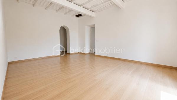 Dans le quartier de La Sine à Vence, à proximité immédiate des écoles, transports et avec un accès rapide au centre-ville, découvrez cette maison familiale de 253m2 loi carrez avec intérieur entièrement rénové et excellent DPE  B.

Au rez-de-chaussée, vous profiterez d’un vaste séjour avec une belle hauteur sous plafond comprenant une cuisine neuve équipée, une buanderie ainsi que deux chambres en suite disposant chacune de leur propre salle de bain et un wc invité. Une véranda complète ce niveau et pourra être réaménagée selon vos envies. 

À l’étage, la maison dispose de deux chambres supplémentaires, d’un bureau idéal pour le télétravail ainsi que d’une salle d’eau et 2 WC. Une tropezienne permet de profiter de l'extérieur.

Coté jardin, la maison offre un agréable patio d’entrée, une grande terrasse sans vis-à-vis et un terrain piscinable permettant de profiter pleinement du cadre verdoyant. 

Cette villa est implantée sur une parcelle d’environ 4000 m² constructible ouvrant le champ des possibilités.

S'ajoute une mezzanine dans les combles accessible par l'extérieur pouvant servir de coin jeu, lecture, chambre ou autre selon vos envies.

Une maison fonctionnelle, aux beaux volumes, parfaitement adaptée à une famille recherchant confort, espace et tranquillité sur le secteur de Vence.

Les +
- maison rénovée familiale avec de beaux volumes
- 4 chambres et 1 bureau
- 2 salles d'eau et 1 salle de bain
- une buanderie
- terrain plat constructible et piscinable d'environ 4000m2
- aire de stationnement
- proche écoles, services, transports et centre ville
- électricité neuve
- DPE B

Un bien rare sur le marché. A découvrir sans tarder !