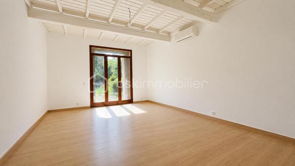 Dans le quartier de La Sine à Vence, à proximité immédiate des écoles, transports et avec un accès rapide au centre-ville, découvrez cette maison familiale de 253m2 loi carrez avec intérieur entièrement rénové et excellent DPE  B.

Au rez-de-chaussée, vous profiterez d’un vaste séjour avec une belle hauteur sous plafond comprenant une cuisine neuve équipée, une buanderie ainsi que deux chambres en suite disposant chacune de leur propre salle de bain et un wc invité. Une véranda complète ce niveau et pourra être réaménagée selon vos envies. 

À l’étage, la maison dispose de deux chambres supplémentaires, d’un bureau idéal pour le télétravail ainsi que d’une salle d’eau et 2 WC. Une tropezienne permet de profiter de l'extérieur.

Coté jardin, la maison offre un agréable patio d’entrée, une grande terrasse sans vis-à-vis et un terrain piscinable permettant de profiter pleinement du cadre verdoyant. 

Cette villa est implantée sur une parcelle d’environ 4000 m² constructible ouvrant le champ des possibilités.

S'ajoute une mezzanine dans les combles accessible par l'extérieur pouvant servir de coin jeu, lecture, chambre ou autre selon vos envies.

Une maison fonctionnelle, aux beaux volumes, parfaitement adaptée à une famille recherchant confort, espace et tranquillité sur le secteur de Vence.

Les +
- maison rénovée familiale avec de beaux volumes
- 4 chambres et 1 bureau
- 2 salles d'eau et 1 salle de bain
- une buanderie
- terrain plat constructible et piscinable d'environ 4000m2
- aire de stationnement
- proche écoles, services, transports et centre ville
- électricité neuve
- DPE B

Un bien rare sur le marché. A découvrir sans tarder !