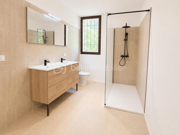 Dans le quartier de La Sine à Vence, à proximité immédiate des écoles, transports et avec un accès rapide au centre-ville, découvrez cette maison familiale de 253m2 loi carrez avec intérieur entièrement rénové et excellent DPE  B.

Au rez-de-chaussée, vous profiterez d’un vaste séjour avec une belle hauteur sous plafond comprenant une cuisine neuve équipée, une buanderie ainsi que deux chambres en suite disposant chacune de leur propre salle de bain et un wc invité. Une véranda complète ce niveau et pourra être réaménagée selon vos envies. 

À l’étage, la maison dispose de deux chambres supplémentaires, d’un bureau idéal pour le télétravail ainsi que d’une salle d’eau et 2 WC. Une tropezienne permet de profiter de l'extérieur.

Coté jardin, la maison offre un agréable patio d’entrée, une grande terrasse sans vis-à-vis et un terrain piscinable permettant de profiter pleinement du cadre verdoyant. 

Cette villa est implantée sur une parcelle d’environ 4000 m² constructible ouvrant le champ des possibilités.

S'ajoute une mezzanine dans les combles accessible par l'extérieur pouvant servir de coin jeu, lecture, chambre ou autre selon vos envies.

Une maison fonctionnelle, aux beaux volumes, parfaitement adaptée à une famille recherchant confort, espace et tranquillité sur le secteur de Vence.

Les +
- maison rénovée familiale avec de beaux volumes
- 4 chambres et 1 bureau
- 2 salles d'eau et 1 salle de bain
- une buanderie
- terrain plat constructible et piscinable d'environ 4000m2
- aire de stationnement
- proche écoles, services, transports et centre ville
- électricité neuve
- DPE B

Un bien rare sur le marché. A découvrir sans tarder !