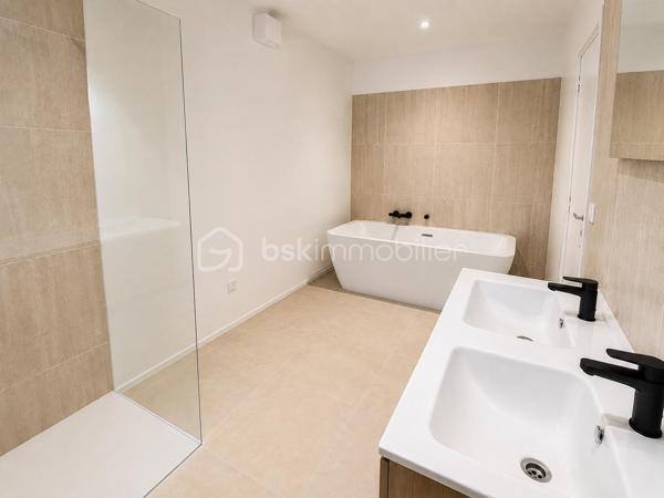 Dans le quartier de La Sine à Vence, à proximité immédiate des écoles, transports et avec un accès rapide au centre-ville, découvrez cette maison familiale de 253m2 loi carrez avec intérieur entièrement rénové et excellent DPE  B.

Au rez-de-chaussée, vous profiterez d’un vaste séjour avec une belle hauteur sous plafond comprenant une cuisine neuve équipée, une buanderie ainsi que deux chambres en suite disposant chacune de leur propre salle de bain et un wc invité. Une véranda complète ce niveau et pourra être réaménagée selon vos envies. 

À l’étage, la maison dispose de deux chambres supplémentaires, d’un bureau idéal pour le télétravail ainsi que d’une salle d’eau et 2 WC. Une tropezienne permet de profiter de l'extérieur.

Coté jardin, la maison offre un agréable patio d’entrée, une grande terrasse sans vis-à-vis et un terrain piscinable permettant de profiter pleinement du cadre verdoyant. 

Cette villa est implantée sur une parcelle d’environ 4000 m² constructible ouvrant le champ des possibilités.

S'ajoute une mezzanine dans les combles accessible par l'extérieur pouvant servir de coin jeu, lecture, chambre ou autre selon vos envies.

Une maison fonctionnelle, aux beaux volumes, parfaitement adaptée à une famille recherchant confort, espace et tranquillité sur le secteur de Vence.

Les +
- maison rénovée familiale avec de beaux volumes
- 4 chambres et 1 bureau
- 2 salles d'eau et 1 salle de bain
- une buanderie
- terrain plat constructible et piscinable d'environ 4000m2
- aire de stationnement
- proche écoles, services, transports et centre ville
- électricité neuve
- DPE B

Un bien rare sur le marché. A découvrir sans tarder !