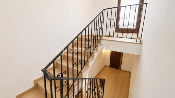 Dans le quartier de La Sine à Vence, à proximité immédiate des écoles, transports et avec un accès rapide au centre-ville, découvrez cette maison familiale de 253m2 loi carrez avec intérieur entièrement rénové et excellent DPE  B.

Au rez-de-chaussée, vous profiterez d’un vaste séjour avec une belle hauteur sous plafond comprenant une cuisine neuve équipée, une buanderie ainsi que deux chambres en suite disposant chacune de leur propre salle de bain et un wc invité. Une véranda complète ce niveau et pourra être réaménagée selon vos envies. 

À l’étage, la maison dispose de deux chambres supplémentaires, d’un bureau idéal pour le télétravail ainsi que d’une salle d’eau et 2 WC. Une tropezienne permet de profiter de l'extérieur.

Coté jardin, la maison offre un agréable patio d’entrée, une grande terrasse sans vis-à-vis et un terrain piscinable permettant de profiter pleinement du cadre verdoyant. 

Cette villa est implantée sur une parcelle d’environ 4000 m² constructible ouvrant le champ des possibilités.

S'ajoute une mezzanine dans les combles accessible par l'extérieur pouvant servir de coin jeu, lecture, chambre ou autre selon vos envies.

Une maison fonctionnelle, aux beaux volumes, parfaitement adaptée à une famille recherchant confort, espace et tranquillité sur le secteur de Vence.

Les +
- maison rénovée familiale avec de beaux volumes
- 4 chambres et 1 bureau
- 2 salles d'eau et 1 salle de bain
- une buanderie
- terrain plat constructible et piscinable d'environ 4000m2
- aire de stationnement
- proche écoles, services, transports et centre ville
- électricité neuve
- DPE B

Un bien rare sur le marché. A découvrir sans tarder !