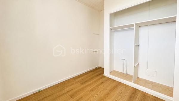 Dans le quartier de La Sine à Vence, à proximité immédiate des écoles, transports et avec un accès rapide au centre-ville, découvrez cette maison familiale de 253m2 loi carrez avec intérieur entièrement rénové et excellent DPE  B.

Au rez-de-chaussée, vous profiterez d’un vaste séjour avec une belle hauteur sous plafond comprenant une cuisine neuve équipée, une buanderie ainsi que deux chambres en suite disposant chacune de leur propre salle de bain et un wc invité. Une véranda complète ce niveau et pourra être réaménagée selon vos envies. 

À l’étage, la maison dispose de deux chambres supplémentaires, d’un bureau idéal pour le télétravail ainsi que d’une salle d’eau et 2 WC. Une tropezienne permet de profiter de l'extérieur.

Coté jardin, la maison offre un agréable patio d’entrée, une grande terrasse sans vis-à-vis et un terrain piscinable permettant de profiter pleinement du cadre verdoyant. 

Cette villa est implantée sur une parcelle d’environ 4000 m² constructible ouvrant le champ des possibilités.

S'ajoute une mezzanine dans les combles accessible par l'extérieur pouvant servir de coin jeu, lecture, chambre ou autre selon vos envies.

Une maison fonctionnelle, aux beaux volumes, parfaitement adaptée à une famille recherchant confort, espace et tranquillité sur le secteur de Vence.

Les +
- maison rénovée familiale avec de beaux volumes
- 4 chambres et 1 bureau
- 2 salles d'eau et 1 salle de bain
- une buanderie
- terrain plat constructible et piscinable d'environ 4000m2
- aire de stationnement
- proche écoles, services, transports et centre ville
- électricité neuve
- DPE B

Un bien rare sur le marché. A découvrir sans tarder !