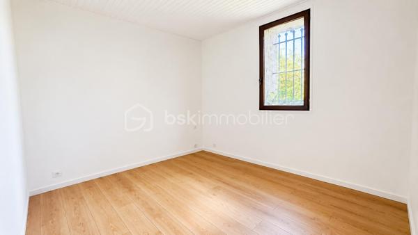 Dans le quartier de La Sine à Vence, à proximité immédiate des écoles, transports et avec un accès rapide au centre-ville, découvrez cette maison familiale de 253m2 loi carrez avec intérieur entièrement rénové et excellent DPE  B.

Au rez-de-chaussée, vous profiterez d’un vaste séjour avec une belle hauteur sous plafond comprenant une cuisine neuve équipée, une buanderie ainsi que deux chambres en suite disposant chacune de leur propre salle de bain et un wc invité. Une véranda complète ce niveau et pourra être réaménagée selon vos envies. 

À l’étage, la maison dispose de deux chambres supplémentaires, d’un bureau idéal pour le télétravail ainsi que d’une salle d’eau et 2 WC. Une tropezienne permet de profiter de l'extérieur.

Coté jardin, la maison offre un agréable patio d’entrée, une grande terrasse sans vis-à-vis et un terrain piscinable permettant de profiter pleinement du cadre verdoyant. 

Cette villa est implantée sur une parcelle d’environ 4000 m² constructible ouvrant le champ des possibilités.

S'ajoute une mezzanine dans les combles accessible par l'extérieur pouvant servir de coin jeu, lecture, chambre ou autre selon vos envies.

Une maison fonctionnelle, aux beaux volumes, parfaitement adaptée à une famille recherchant confort, espace et tranquillité sur le secteur de Vence.

Les +
- maison rénovée familiale avec de beaux volumes
- 4 chambres et 1 bureau
- 2 salles d'eau et 1 salle de bain
- une buanderie
- terrain plat constructible et piscinable d'environ 4000m2
- aire de stationnement
- proche écoles, services, transports et centre ville
- électricité neuve
- DPE B

Un bien rare sur le marché. A découvrir sans tarder !