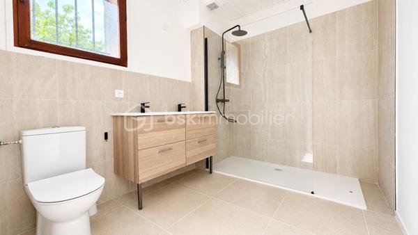 Dans le quartier de La Sine à Vence, à proximité immédiate des écoles, transports et avec un accès rapide au centre-ville, découvrez cette maison familiale de 253m2 loi carrez avec intérieur entièrement rénové et excellent DPE  B.

Au rez-de-chaussée, vous profiterez d’un vaste séjour avec une belle hauteur sous plafond comprenant une cuisine neuve équipée, une buanderie ainsi que deux chambres en suite disposant chacune de leur propre salle de bain et un wc invité. Une véranda complète ce niveau et pourra être réaménagée selon vos envies. 

À l’étage, la maison dispose de deux chambres supplémentaires, d’un bureau idéal pour le télétravail ainsi que d’une salle d’eau et 2 WC. Une tropezienne permet de profiter de l'extérieur.

Coté jardin, la maison offre un agréable patio d’entrée, une grande terrasse sans vis-à-vis et un terrain piscinable permettant de profiter pleinement du cadre verdoyant. 

Cette villa est implantée sur une parcelle d’environ 4000 m² constructible ouvrant le champ des possibilités.

S'ajoute une mezzanine dans les combles accessible par l'extérieur pouvant servir de coin jeu, lecture, chambre ou autre selon vos envies.

Une maison fonctionnelle, aux beaux volumes, parfaitement adaptée à une famille recherchant confort, espace et tranquillité sur le secteur de Vence.

Les +
- maison rénovée familiale avec de beaux volumes
- 4 chambres et 1 bureau
- 2 salles d'eau et 1 salle de bain
- une buanderie
- terrain plat constructible et piscinable d'environ 4000m2
- aire de stationnement
- proche écoles, services, transports et centre ville
- électricité neuve
- DPE B

Un bien rare sur le marché. A découvrir sans tarder !