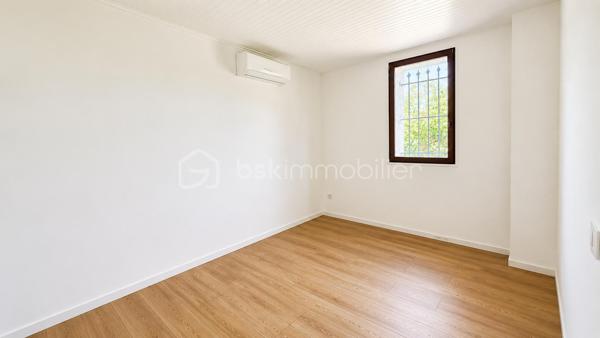 Dans le quartier de La Sine à Vence, à proximité immédiate des écoles, transports et avec un accès rapide au centre-ville, découvrez cette maison familiale de 253m2 loi carrez avec intérieur entièrement rénové et excellent DPE  B.

Au rez-de-chaussée, vous profiterez d’un vaste séjour avec une belle hauteur sous plafond comprenant une cuisine neuve équipée, une buanderie ainsi que deux chambres en suite disposant chacune de leur propre salle de bain et un wc invité. Une véranda complète ce niveau et pourra être réaménagée selon vos envies. 

À l’étage, la maison dispose de deux chambres supplémentaires, d’un bureau idéal pour le télétravail ainsi que d’une salle d’eau et 2 WC. Une tropezienne permet de profiter de l'extérieur.

Coté jardin, la maison offre un agréable patio d’entrée, une grande terrasse sans vis-à-vis et un terrain piscinable permettant de profiter pleinement du cadre verdoyant. 

Cette villa est implantée sur une parcelle d’environ 4000 m² constructible ouvrant le champ des possibilités.

S'ajoute une mezzanine dans les combles accessible par l'extérieur pouvant servir de coin jeu, lecture, chambre ou autre selon vos envies.

Une maison fonctionnelle, aux beaux volumes, parfaitement adaptée à une famille recherchant confort, espace et tranquillité sur le secteur de Vence.

Les +
- maison rénovée familiale avec de beaux volumes
- 4 chambres et 1 bureau
- 2 salles d'eau et 1 salle de bain
- une buanderie
- terrain plat constructible et piscinable d'environ 4000m2
- aire de stationnement
- proche écoles, services, transports et centre ville
- électricité neuve
- DPE B

Un bien rare sur le marché. A découvrir sans tarder !