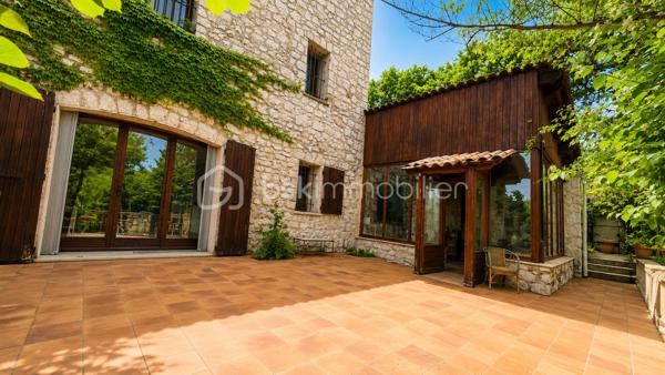 Dans le quartier de La Sine à Vence, à proximité immédiate des écoles, transports et avec un accès rapide au centre-ville, découvrez cette maison familiale de 253m2 loi carrez avec intérieur entièrement rénové et excellent DPE  B.

Au rez-de-chaussée, vous profiterez d’un vaste séjour avec une belle hauteur sous plafond comprenant une cuisine neuve équipée, une buanderie ainsi que deux chambres en suite disposant chacune de leur propre salle de bain et un wc invité. Une véranda complète ce niveau et pourra être réaménagée selon vos envies. 

À l’étage, la maison dispose de deux chambres supplémentaires, d’un bureau idéal pour le télétravail ainsi que d’une salle d’eau et 2 WC. Une tropezienne permet de profiter de l'extérieur.

Coté jardin, la maison offre un agréable patio d’entrée, une grande terrasse sans vis-à-vis et un terrain piscinable permettant de profiter pleinement du cadre verdoyant. 

Cette villa est implantée sur une parcelle d’environ 4000 m² constructible ouvrant le champ des possibilités.

S'ajoute une mezzanine dans les combles accessible par l'extérieur pouvant servir de coin jeu, lecture, chambre ou autre selon vos envies.

Une maison fonctionnelle, aux beaux volumes, parfaitement adaptée à une famille recherchant confort, espace et tranquillité sur le secteur de Vence.

Les +
- maison rénovée familiale avec de beaux volumes
- 4 chambres et 1 bureau
- 2 salles d'eau et 1 salle de bain
- une buanderie
- terrain plat constructible et piscinable d'environ 4000m2
- aire de stationnement
- proche écoles, services, transports et centre ville
- électricité neuve
- DPE B

Un bien rare sur le marché. A découvrir sans tarder !