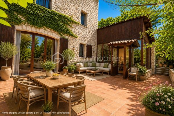 Dans le quartier de La Sine à Vence, à proximité immédiate des écoles, transports et avec un accès rapide au centre-ville, découvrez cette maison familiale de 253m2 loi carrez avec intérieur entièrement rénové et excellent DPE  B.

Au rez-de-chaussée, vous profiterez d’un vaste séjour avec une belle hauteur sous plafond comprenant une cuisine neuve équipée, une buanderie ainsi que deux chambres en suite disposant chacune de leur propre salle de bain et un wc invité. Une véranda complète ce niveau et pourra être réaménagée selon vos envies. 

À l’étage, la maison dispose de deux chambres supplémentaires, d’un bureau idéal pour le télétravail ainsi que d’une salle d’eau et 2 WC. Une tropezienne permet de profiter de l'extérieur.

Coté jardin, la maison offre un agréable patio d’entrée, une grande terrasse sans vis-à-vis et un terrain piscinable permettant de profiter pleinement du cadre verdoyant. 

Cette villa est implantée sur une parcelle d’environ 4000 m² constructible ouvrant le champ des possibilités.

S'ajoute une mezzanine dans les combles accessible par l'extérieur pouvant servir de coin jeu, lecture, chambre ou autre selon vos envies.

Une maison fonctionnelle, aux beaux volumes, parfaitement adaptée à une famille recherchant confort, espace et tranquillité sur le secteur de Vence.

Les +
- maison rénovée familiale avec de beaux volumes
- 4 chambres et 1 bureau
- 2 salles d'eau et 1 salle de bain
- une buanderie
- terrain plat constructible et piscinable d'environ 4000m2
- aire de stationnement
- proche écoles, services, transports et centre ville
- électricité neuve
- DPE B

Un bien rare sur le marché. A découvrir sans tarder !