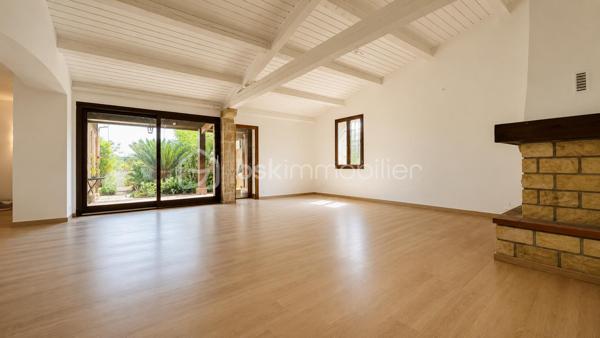 Dans le quartier de La Sine à Vence, à proximité immédiate des écoles, transports et avec un accès rapide au centre-ville, découvrez cette maison familiale de 253m2 loi carrez avec intérieur entièrement rénové et excellent DPE  B.

Au rez-de-chaussée, vous profiterez d’un vaste séjour avec une belle hauteur sous plafond comprenant une cuisine neuve équipée, une buanderie ainsi que deux chambres en suite disposant chacune de leur propre salle de bain et un wc invité. Une véranda complète ce niveau et pourra être réaménagée selon vos envies. 

À l’étage, la maison dispose de deux chambres supplémentaires, d’un bureau idéal pour le télétravail ainsi que d’une salle d’eau et 2 WC. Une tropezienne permet de profiter de l'extérieur.

Coté jardin, la maison offre un agréable patio d’entrée, une grande terrasse sans vis-à-vis et un terrain piscinable permettant de profiter pleinement du cadre verdoyant. 

Cette villa est implantée sur une parcelle d’environ 4000 m² constructible ouvrant le champ des possibilités.

S'ajoute une mezzanine dans les combles accessible par l'extérieur pouvant servir de coin jeu, lecture, chambre ou autre selon vos envies.

Une maison fonctionnelle, aux beaux volumes, parfaitement adaptée à une famille recherchant confort, espace et tranquillité sur le secteur de Vence.

Les +
- maison rénovée familiale avec de beaux volumes
- 4 chambres et 1 bureau
- 2 salles d'eau et 1 salle de bain
- une buanderie
- terrain plat constructible et piscinable d'environ 4000m2
- aire de stationnement
- proche écoles, services, transports et centre ville
- électricité neuve
- DPE B

Un bien rare sur le marché. A découvrir sans tarder !