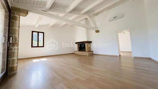 Dans le quartier de La Sine à Vence, à proximité immédiate des écoles, transports et avec un accès rapide au centre-ville, découvrez cette maison familiale de 253m2 loi carrez avec intérieur entièrement rénové et excellent DPE  B.

Au rez-de-chaussée, vous profiterez d’un vaste séjour avec une belle hauteur sous plafond comprenant une cuisine neuve équipée, une buanderie ainsi que deux chambres en suite disposant chacune de leur propre salle de bain et un wc invité. Une véranda complète ce niveau et pourra être réaménagée selon vos envies. 

À l’étage, la maison dispose de deux chambres supplémentaires, d’un bureau idéal pour le télétravail ainsi que d’une salle d’eau et 2 WC. Une tropezienne permet de profiter de l'extérieur.

Coté jardin, la maison offre un agréable patio d’entrée, une grande terrasse sans vis-à-vis et un terrain piscinable permettant de profiter pleinement du cadre verdoyant. 

Cette villa est implantée sur une parcelle d’environ 4000 m² constructible ouvrant le champ des possibilités.

S'ajoute une mezzanine dans les combles accessible par l'extérieur pouvant servir de coin jeu, lecture, chambre ou autre selon vos envies.

Une maison fonctionnelle, aux beaux volumes, parfaitement adaptée à une famille recherchant confort, espace et tranquillité sur le secteur de Vence.

Les +
- maison rénovée familiale avec de beaux volumes
- 4 chambres et 1 bureau
- 2 salles d'eau et 1 salle de bain
- une buanderie
- terrain plat constructible et piscinable d'environ 4000m2
- aire de stationnement
- proche écoles, services, transports et centre ville
- électricité neuve
- DPE B

Un bien rare sur le marché. A découvrir sans tarder !
