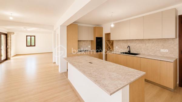 Dans le quartier de La Sine à Vence, à proximité immédiate des écoles, transports et avec un accès rapide au centre-ville, découvrez cette maison familiale de 253m2 loi carrez avec intérieur entièrement rénové et excellent DPE  B.

Au rez-de-chaussée, vous profiterez d’un vaste séjour avec une belle hauteur sous plafond comprenant une cuisine neuve équipée, une buanderie ainsi que deux chambres en suite disposant chacune de leur propre salle de bain et un wc invité. Une véranda complète ce niveau et pourra être réaménagée selon vos envies. 

À l’étage, la maison dispose de deux chambres supplémentaires, d’un bureau idéal pour le télétravail ainsi que d’une salle d’eau et 2 WC. Une tropezienne permet de profiter de l'extérieur.

Coté jardin, la maison offre un agréable patio d’entrée, une grande terrasse sans vis-à-vis et un terrain piscinable permettant de profiter pleinement du cadre verdoyant. 

Cette villa est implantée sur une parcelle d’environ 4000 m² constructible ouvrant le champ des possibilités.

S'ajoute une mezzanine dans les combles accessible par l'extérieur pouvant servir de coin jeu, lecture, chambre ou autre selon vos envies.

Une maison fonctionnelle, aux beaux volumes, parfaitement adaptée à une famille recherchant confort, espace et tranquillité sur le secteur de Vence.

Les +
- maison rénovée familiale avec de beaux volumes
- 4 chambres et 1 bureau
- 2 salles d'eau et 1 salle de bain
- une buanderie
- terrain plat constructible et piscinable d'environ 4000m2
- aire de stationnement
- proche écoles, services, transports et centre ville
- électricité neuve
- DPE B

Un bien rare sur le marché. A découvrir sans tarder !