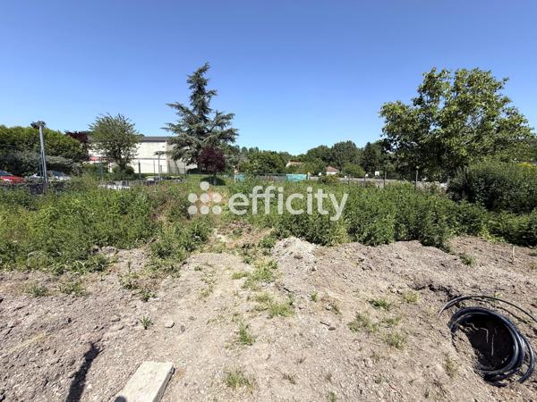 Terrain
        
        - 380 m² 33 000 € *