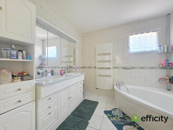 Maison
         8 pièces
        - 245 m² Exclusivité 400 000 € *