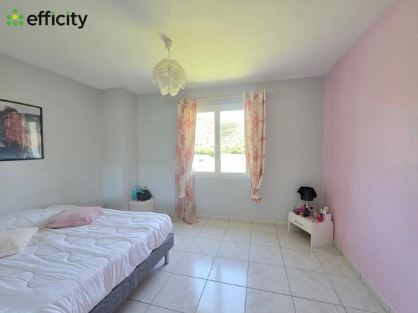 Maison
         8 pièces
        - 245 m² Exclusivité 400 000 € *