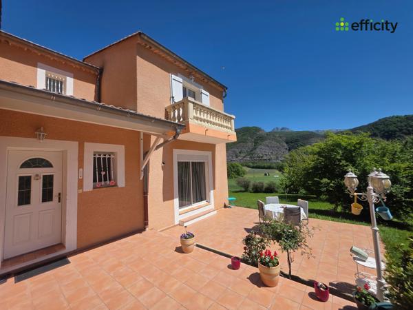 Maison
         8 pièces
        - 245 m² Exclusivité 400 000 € *
