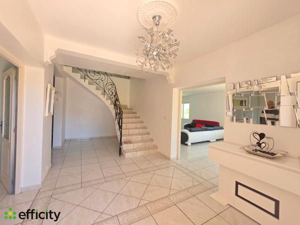 Maison
         8 pièces
        - 245 m² Exclusivité 400 000 € *