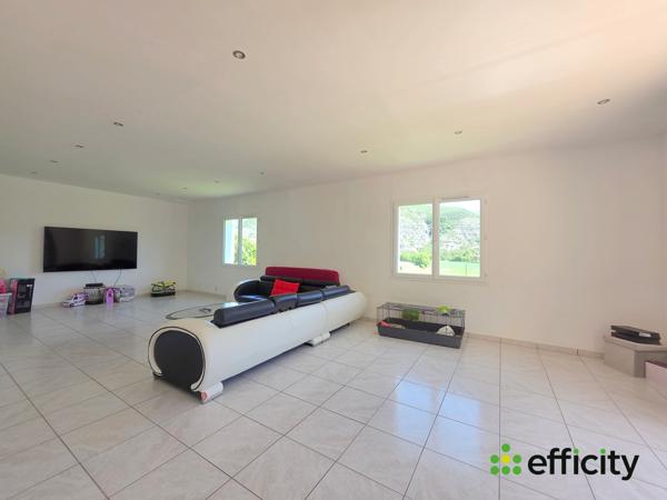 Maison
         8 pièces
        - 245 m² Exclusivité 400 000 € *