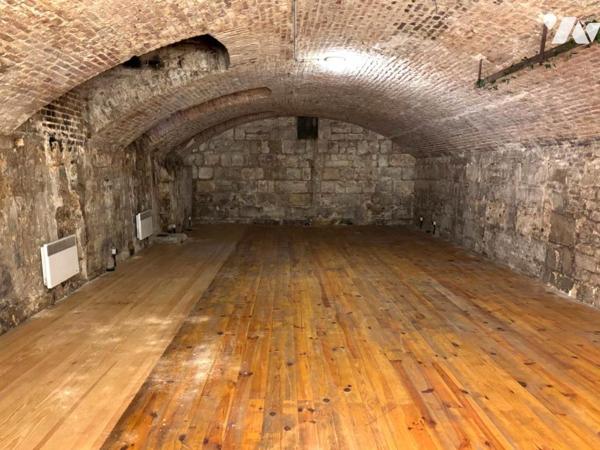 Roue-rue Cauchoise local commercial avec grande cave.