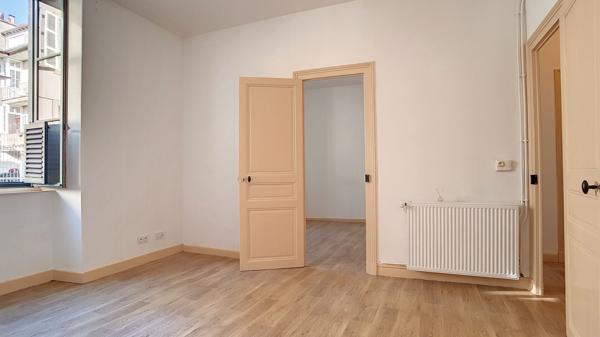 A louer PAU Centre Appartement T3 de 71.67 m2 en rez-de-chaussée avec 2 chambres et 1 place de parking