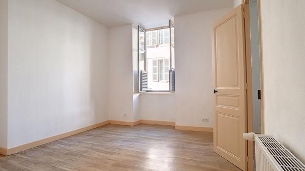 A louer PAU Centre Appartement T3 de 71.67 m2 en rez-de-chaussée avec 2 chambres et 1 place de parking