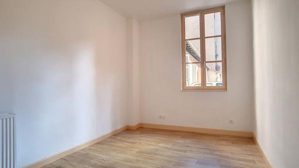 A louer PAU Centre Appartement T3 de 71.67 m2 en rez-de-chaussée avec 2 chambres et 1 place de parking