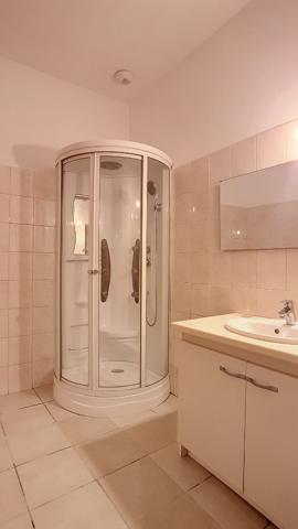 A louer PAU Centre Appartement T3 de 71.67 m2 en rez-de-chaussée avec 2 chambres et 1 place de parking