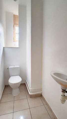 A louer PAU Centre Appartement T3 de 71.67 m2 en rez-de-chaussée avec 2 chambres et 1 place de parking