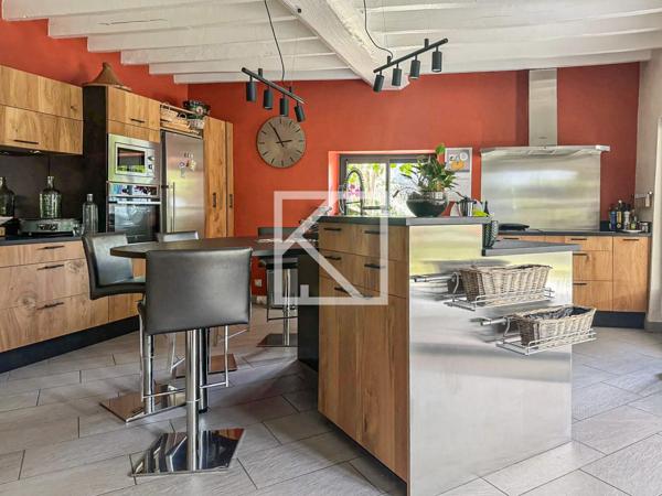 BELLE MAISON EN PIERRE AVEC GRANGE ET STUDIO