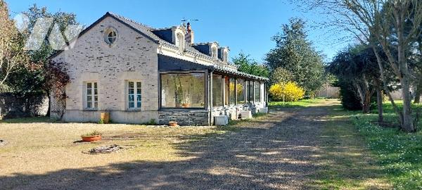 SAINTES-GEMMES-SUR-LOIRE, MAISON DE CARACTERE NICHEE AU SEIN D'UN PARC ARBORE DE 7.500 M²