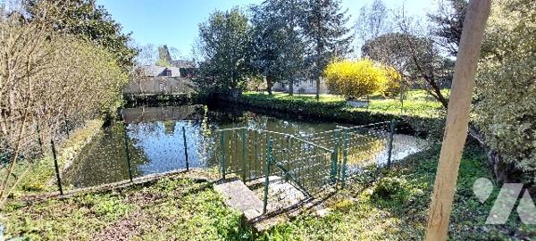 SAINTES-GEMMES-SUR-LOIRE, MAISON DE CARACTERE NICHEE AU SEIN D'UN PARC ARBORE DE 7.500 M²
