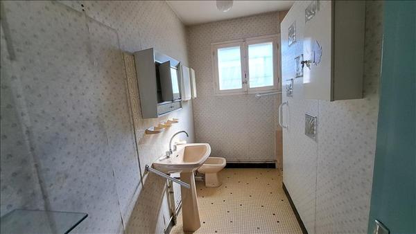 Maison à vendre |  Saint-Médard-de-Guizières |  9 pièces | 237 m²