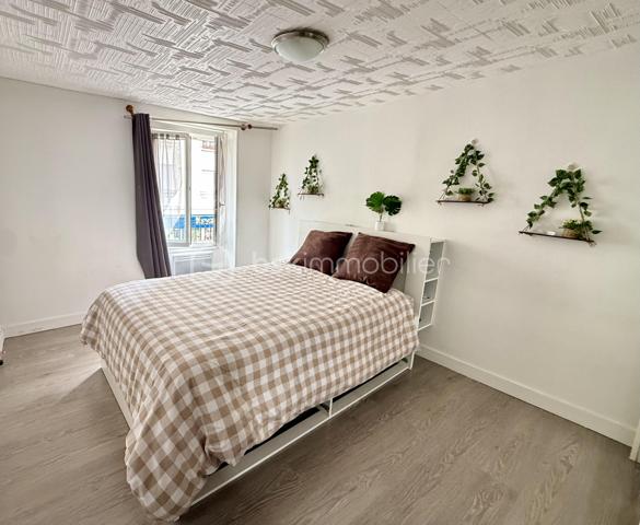 Aux portes de Paris, au pied du métro Mairie des Lilas (ligne 11), découvrez ce studio traversant de 28 m² bénéficiant d'une adresse exceptionnelle sur la très recherchée Rue de Paris.

Situé au 1er étage d'un immeuble de seulement 2 étages, ce bien profite d'un environnement dynamique où tout se fait à pied : commerces de proximité, supermarchés, restaurants, cafés, marché, services, établissements scolaires et transports.

Le studio se compose de :
- Une pièce de vie lumineuse
- Une cuisine indépendante
- Une salle d'eau avec WC

Les fenêtres en PVC double vitrage assurent un confort appréciable au quotidien.

L'emplacement constitue sans aucun doute le principal atout de ce bien :
- Métro Mairie des Lilas (ligne 11) à 50m de l'immeuble
- République à seulement 15 minutes
- Châtelet en environ 20 minutes
- Tramway T3b accessible à Porte des Lilas
- Nombreuses lignes de bus
- Centre commercial Westfield Rosny 2 à environ 15 minutes

Un cadre de vie recherché qui séduit aussi bien les actifs travaillant à Paris que les étudiants et jeunes couples.

Les travaux importants ont déjà été réalisés :
- Ravalement récent
- Toiture refaite

Ces travaux ont été effectués au cours des trois dernières années, offrant une tranquillité appréciable pour les années à venir.

Ce bien constitue aussi n investissement locatif de qualité

Le secteur des Lilas bénéficie d'une demande locative particulièrement soutenue grâce à sa proximité immédiate avec Paris et à son excellente desserte.

Que vous recherchiez votre premier investissement, un pied-à-terre aux portes de Paris ou un placement patrimonial durable, ce bien constitue une opportunité rare sur le secteur.

DPE : D  
GES : B

À visiter rapidement.