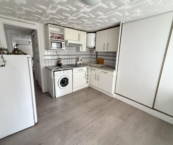 Aux portes de Paris, au pied du métro Mairie des Lilas (ligne 11), découvrez ce studio traversant de 28 m² bénéficiant d'une adresse exceptionnelle sur la très recherchée Rue de Paris.

Situé au 1er étage d'un immeuble de seulement 2 étages, ce bien profite d'un environnement dynamique où tout se fait à pied : commerces de proximité, supermarchés, restaurants, cafés, marché, services, établissements scolaires et transports.

Le studio se compose de :
- Une pièce de vie lumineuse
- Une cuisine indépendante
- Une salle d'eau avec WC

Les fenêtres en PVC double vitrage assurent un confort appréciable au quotidien.

L'emplacement constitue sans aucun doute le principal atout de ce bien :
- Métro Mairie des Lilas (ligne 11) à 50m de l'immeuble
- République à seulement 15 minutes
- Châtelet en environ 20 minutes
- Tramway T3b accessible à Porte des Lilas
- Nombreuses lignes de bus
- Centre commercial Westfield Rosny 2 à environ 15 minutes

Un cadre de vie recherché qui séduit aussi bien les actifs travaillant à Paris que les étudiants et jeunes couples.

Les travaux importants ont déjà été réalisés :
- Ravalement récent
- Toiture refaite

Ces travaux ont été effectués au cours des trois dernières années, offrant une tranquillité appréciable pour les années à venir.

Ce bien constitue aussi n investissement locatif de qualité

Le secteur des Lilas bénéficie d'une demande locative particulièrement soutenue grâce à sa proximité immédiate avec Paris et à son excellente desserte.

Que vous recherchiez votre premier investissement, un pied-à-terre aux portes de Paris ou un placement patrimonial durable, ce bien constitue une opportunité rare sur le secteur.

DPE : D  
GES : B

À visiter rapidement.