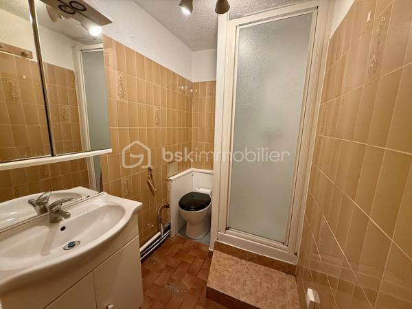 Aux portes de Paris, au pied du métro Mairie des Lilas (ligne 11), découvrez ce studio traversant de 28 m² bénéficiant d'une adresse exceptionnelle sur la très recherchée Rue de Paris.

Situé au 1er étage d'un immeuble de seulement 2 étages, ce bien profite d'un environnement dynamique où tout se fait à pied : commerces de proximité, supermarchés, restaurants, cafés, marché, services, établissements scolaires et transports.

Le studio se compose de :
- Une pièce de vie lumineuse
- Une cuisine indépendante
- Une salle d'eau avec WC

Les fenêtres en PVC double vitrage assurent un confort appréciable au quotidien.

L'emplacement constitue sans aucun doute le principal atout de ce bien :
- Métro Mairie des Lilas (ligne 11) à 50m de l'immeuble
- République à seulement 15 minutes
- Châtelet en environ 20 minutes
- Tramway T3b accessible à Porte des Lilas
- Nombreuses lignes de bus
- Centre commercial Westfield Rosny 2 à environ 15 minutes

Un cadre de vie recherché qui séduit aussi bien les actifs travaillant à Paris que les étudiants et jeunes couples.

Les travaux importants ont déjà été réalisés :
- Ravalement récent
- Toiture refaite

Ces travaux ont été effectués au cours des trois dernières années, offrant une tranquillité appréciable pour les années à venir.

Ce bien constitue aussi n investissement locatif de qualité

Le secteur des Lilas bénéficie d'une demande locative particulièrement soutenue grâce à sa proximité immédiate avec Paris et à son excellente desserte.

Que vous recherchiez votre premier investissement, un pied-à-terre aux portes de Paris ou un placement patrimonial durable, ce bien constitue une opportunité rare sur le secteur.

DPE : D  
GES : B

À visiter rapidement.