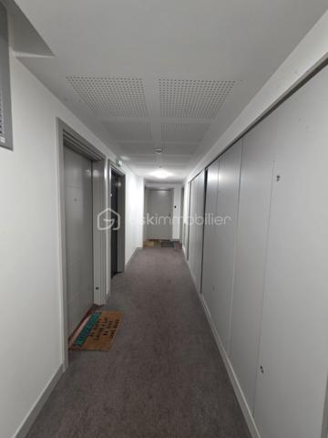 Vous recherchez un appartement récent, bien situé et facile à vivre au quotidien, tout en restant connecté à Paris et alentours ?
ous recherchez un appartement récent, idéalement situé et prêt à vivre ? Ne cherchez plus. À la frontière de Montreuil, au pied des commerces et à seulement 6 minutes à pied du métro (Ligne 11), découvrez ce superbe 3 pièces de 63 m² niché dans une résidence de standing de 2020.
✨ Les points forts du bien :
Espace de vie convivial : Une pièce de vie lumineuse de 30 m² avec cuisine ouverte, parfaitement agencée pour vos moments en famille ou entre amis.
Extérieur au calme : Profitez d'une loggia accessible depuis le séjour, un véritable havre de paix pour vos petits-déjeuners ou pour télétravailler au grand air.
Côté nuit : Deux chambres spacieuses avec rangements intégrés, offrant des volumes confortables et modulables (chambre d'enfant, bureau, etc.).
Prestations de qualité : Situé au 2ème étage avec ascenseur, l'appartement respecte les normes PMR. Il dispose d'une salle de bain moderne et de WC séparés.
🚗 Le "Plus" sérénité :
Une place de parking privative en sous-sol complète ce bien.
📍 Localisation idéale :
Transports : Métro Ligne 11 à 6 min (connexion rapide vers Paris).
Commodités : Commerces, services et vie de quartier au pied de l'immeuble.
Cadre : Une copropriété de 2020, saine, sécurisée et parfaitement entretenue.
💰 Prix de vente : 299 000 €
*Taxe Foncière : 1 687 €
Charge Trimestre : 280 €
L'avis de l'expert : Un appartement "clé en main" qui combine les avantages du récent (isolation, garanties, esthétique) avec une localisation stratégique en plein essor. À visiter sans tarder !