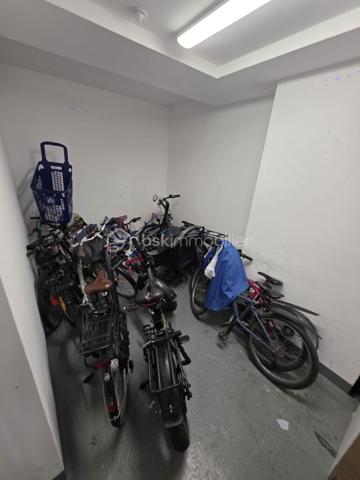 Vous recherchez un appartement récent, bien situé et facile à vivre au quotidien, tout en restant connecté à Paris et alentours ?
ous recherchez un appartement récent, idéalement situé et prêt à vivre ? Ne cherchez plus. À la frontière de Montreuil, au pied des commerces et à seulement 6 minutes à pied du métro (Ligne 11), découvrez ce superbe 3 pièces de 63 m² niché dans une résidence de standing de 2020.
✨ Les points forts du bien :
Espace de vie convivial : Une pièce de vie lumineuse de 30 m² avec cuisine ouverte, parfaitement agencée pour vos moments en famille ou entre amis.
Extérieur au calme : Profitez d'une loggia accessible depuis le séjour, un véritable havre de paix pour vos petits-déjeuners ou pour télétravailler au grand air.
Côté nuit : Deux chambres spacieuses avec rangements intégrés, offrant des volumes confortables et modulables (chambre d'enfant, bureau, etc.).
Prestations de qualité : Situé au 2ème étage avec ascenseur, l'appartement respecte les normes PMR. Il dispose d'une salle de bain moderne et de WC séparés.
🚗 Le "Plus" sérénité :
Une place de parking privative en sous-sol complète ce bien.
📍 Localisation idéale :
Transports : Métro Ligne 11 à 6 min (connexion rapide vers Paris).
Commodités : Commerces, services et vie de quartier au pied de l'immeuble.
Cadre : Une copropriété de 2020, saine, sécurisée et parfaitement entretenue.
💰 Prix de vente : 299 000 €
*Taxe Foncière : 1 687 €
Charge Trimestre : 280 €
L'avis de l'expert : Un appartement "clé en main" qui combine les avantages du récent (isolation, garanties, esthétique) avec une localisation stratégique en plein essor. À visiter sans tarder !