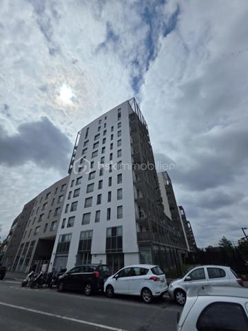 Vous recherchez un appartement récent, bien situé et facile à vivre au quotidien, tout en restant connecté à Paris et alentours ?
ous recherchez un appartement récent, idéalement situé et prêt à vivre ? Ne cherchez plus. À la frontière de Montreuil, au pied des commerces et à seulement 6 minutes à pied du métro (Ligne 11), découvrez ce superbe 3 pièces de 63 m² niché dans une résidence de standing de 2020.
✨ Les points forts du bien :
Espace de vie convivial : Une pièce de vie lumineuse de 30 m² avec cuisine ouverte, parfaitement agencée pour vos moments en famille ou entre amis.
Extérieur au calme : Profitez d'une loggia accessible depuis le séjour, un véritable havre de paix pour vos petits-déjeuners ou pour télétravailler au grand air.
Côté nuit : Deux chambres spacieuses avec rangements intégrés, offrant des volumes confortables et modulables (chambre d'enfant, bureau, etc.).
Prestations de qualité : Situé au 2ème étage avec ascenseur, l'appartement respecte les normes PMR. Il dispose d'une salle de bain moderne et de WC séparés.
🚗 Le "Plus" sérénité :
Une place de parking privative en sous-sol complète ce bien.
📍 Localisation idéale :
Transports : Métro Ligne 11 à 6 min (connexion rapide vers Paris).
Commodités : Commerces, services et vie de quartier au pied de l'immeuble.
Cadre : Une copropriété de 2020, saine, sécurisée et parfaitement entretenue.
💰 Prix de vente : 299 000 €
*Taxe Foncière : 1 687 €
Charge Trimestre : 280 €
L'avis de l'expert : Un appartement "clé en main" qui combine les avantages du récent (isolation, garanties, esthétique) avec une localisation stratégique en plein essor. À visiter sans tarder !