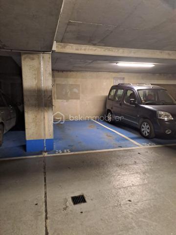 Vous recherchez un appartement récent, bien situé et facile à vivre au quotidien, tout en restant connecté à Paris et alentours ?
ous recherchez un appartement récent, idéalement situé et prêt à vivre ? Ne cherchez plus. À la frontière de Montreuil, au pied des commerces et à seulement 6 minutes à pied du métro (Ligne 11), découvrez ce superbe 3 pièces de 63 m² niché dans une résidence de standing de 2020.
✨ Les points forts du bien :
Espace de vie convivial : Une pièce de vie lumineuse de 30 m² avec cuisine ouverte, parfaitement agencée pour vos moments en famille ou entre amis.
Extérieur au calme : Profitez d'une loggia accessible depuis le séjour, un véritable havre de paix pour vos petits-déjeuners ou pour télétravailler au grand air.
Côté nuit : Deux chambres spacieuses avec rangements intégrés, offrant des volumes confortables et modulables (chambre d'enfant, bureau, etc.).
Prestations de qualité : Situé au 2ème étage avec ascenseur, l'appartement respecte les normes PMR. Il dispose d'une salle de bain moderne et de WC séparés.
🚗 Le "Plus" sérénité :
Une place de parking privative en sous-sol complète ce bien.
📍 Localisation idéale :
Transports : Métro Ligne 11 à 6 min (connexion rapide vers Paris).
Commodités : Commerces, services et vie de quartier au pied de l'immeuble.
Cadre : Une copropriété de 2020, saine, sécurisée et parfaitement entretenue.
💰 Prix de vente : 289 000 €
*Taxe Foncière : 1 687 €
Charge Trimestre : 280 €
L'avis de l'expert : Un appartement "clé en main" qui combine les avantages du récent (isolation, garanties, esthétique) avec une localisation stratégique en plein essor. À visiter sans tarder !