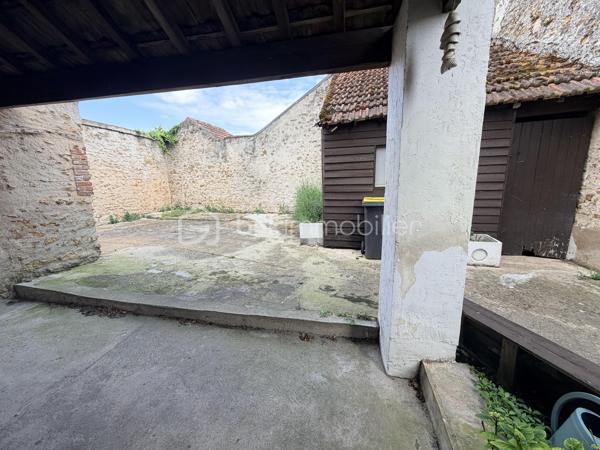 Dans le village de Leudeville, découvrez cet appartement de 4 pièces en duplex. 
L’appartement s’ouvre sur une entrée, une cuisine, un grand toilette, et un salon en 2 parties 
À l’étage, 2 chambres et une salle de bain, un toilette et dans les combles un espace de 20m2  au sol pour un bureau ou bien stocker 
À l’extérieur une cour privative d’environ 60m2 avec son cabanon, et un jardin de 230m2