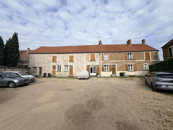 Dans le village de Leudeville, découvrez cet appartement de 4 pièces en duplex. 
L’appartement s’ouvre sur une entrée, une cuisine, un grand toilette, et un salon en 2 parties 
À l’étage, 2 chambres et une salle de bain, un toilette et dans les combles un espace de 20m2  au sol pour un bureau ou bien stocker 
À l’extérieur une cour privative d’environ 60m2 avec son cabanon, et un jardin de 230m2