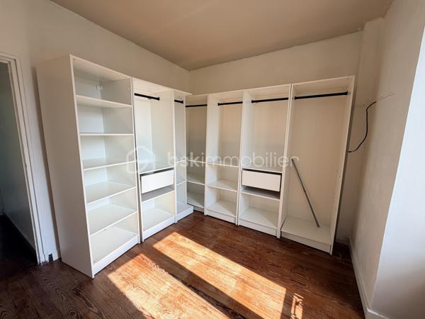 Dans le village de Leudeville, découvrez cet appartement de 4 pièces en duplex. 
L’appartement s’ouvre sur une entrée, une cuisine, un grand toilette, et un salon en 2 parties 
À l’étage, 2 chambres et une salle de bain, un toilette et dans les combles un espace de 20m2  au sol pour un bureau ou bien stocker 
À l’extérieur une cour privative d’environ 60m2 avec son cabanon, et un jardin de 230m2