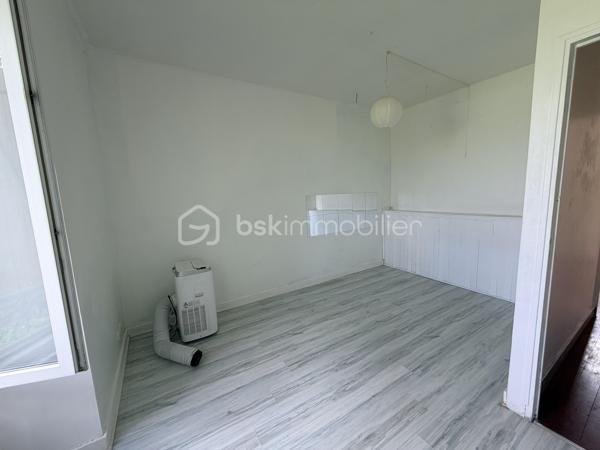 Dans le village de Leudeville, découvrez cet appartement de 4 pièces en duplex. 
L’appartement s’ouvre sur une entrée, une cuisine, un grand toilette, et un salon en 2 parties 
À l’étage, 2 chambres et une salle de bain, un toilette et dans les combles un espace de 20m2  au sol pour un bureau ou bien stocker 
À l’extérieur une cour privative d’environ 60m2 avec son cabanon, et un jardin de 230m2