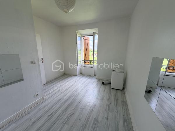 Dans le village de Leudeville, découvrez cet appartement de 4 pièces en duplex. 
L’appartement s’ouvre sur une entrée, une cuisine, un grand toilette, et un salon en 2 parties 
À l’étage, 2 chambres et une salle de bain, un toilette et dans les combles un espace de 20m2  au sol pour un bureau ou bien stocker 
À l’extérieur une cour privative d’environ 60m2 avec son cabanon, et un jardin de 230m2