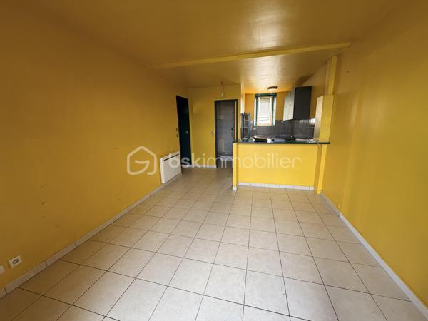 Dans le village de Leudeville, découvrez cet appartement de 4 pièces en duplex. 
L’appartement s’ouvre sur une entrée, une cuisine, un grand toilette, et un salon en 2 parties 
À l’étage, 2 chambres et une salle de bain, un toilette et dans les combles un espace de 20m2  au sol pour un bureau ou bien stocker 
À l’extérieur une cour privative d’environ 60m2 avec son cabanon, et un jardin de 230m2