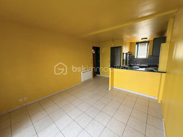 Dans le village de Leudeville, découvrez cet appartement de 4 pièces en duplex. 
L’appartement s’ouvre sur une entrée, une cuisine, un grand toilette, et un salon en 2 parties 
À l’étage, 2 chambres et une salle de bain, un toilette et dans les combles un espace de 20m2  au sol pour un bureau ou bien stocker 
À l’extérieur une cour privative d’environ 60m2 avec son cabanon, et un jardin de 230m2