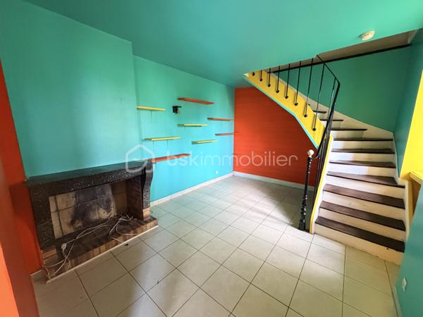 Dans le village de Leudeville, découvrez cet appartement de 4 pièces en duplex. 
L’appartement s’ouvre sur une entrée, une cuisine, un grand toilette, et un salon en 2 parties 
À l’étage, 2 chambres et une salle de bain, un toilette et dans les combles un espace de 20m2  au sol pour un bureau ou bien stocker 
À l’extérieur une cour privative d’environ 60m2 avec son cabanon, et un jardin de 230m2