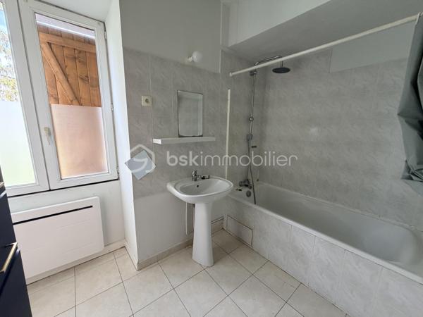 Dans le village de Leudeville, découvrez cet appartement de 4 pièces en duplex. 
L’appartement s’ouvre sur une entrée, une cuisine, un grand toilette, et un salon en 2 parties 
À l’étage, 2 chambres et une salle de bain, un toilette et dans les combles un espace de 20m2  au sol pour un bureau ou bien stocker 
À l’extérieur une cour privative d’environ 60m2 avec son cabanon, et un jardin de 230m2