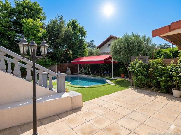 Coup de coeur : Villa familiale d'exception de 210m² - 5 chambres - Piscine -et jardin - Bron Les Genets