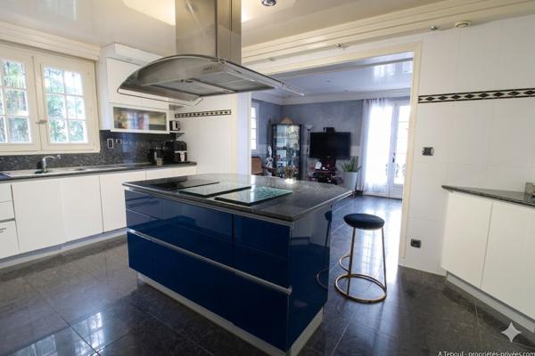 Coup de coeur : Villa familiale d'exception de 210m² - 5 chambres - Piscine -et jardin - Bron Les Genets