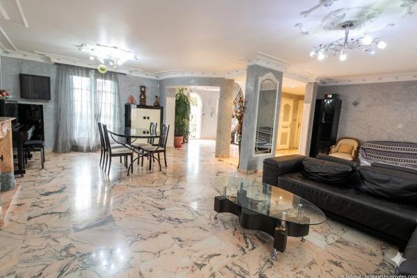 Coup de coeur : Villa familiale d'exception de 210m² - 5 chambres - Piscine -et jardin - Bron Les Genets